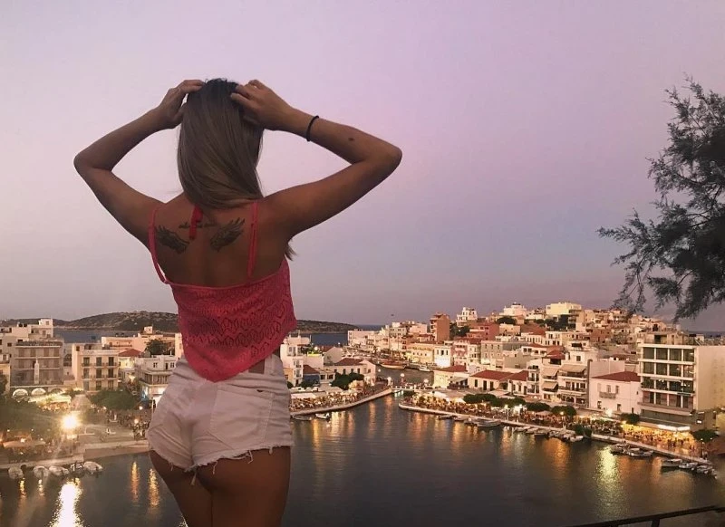 Елегантна краса: фотогалерея зі стильною дівчиною – фото 25