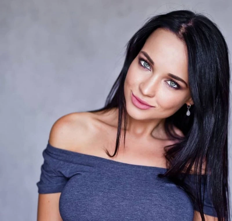 Елегантна краса: фотогалерея з вишуканою дівчиною