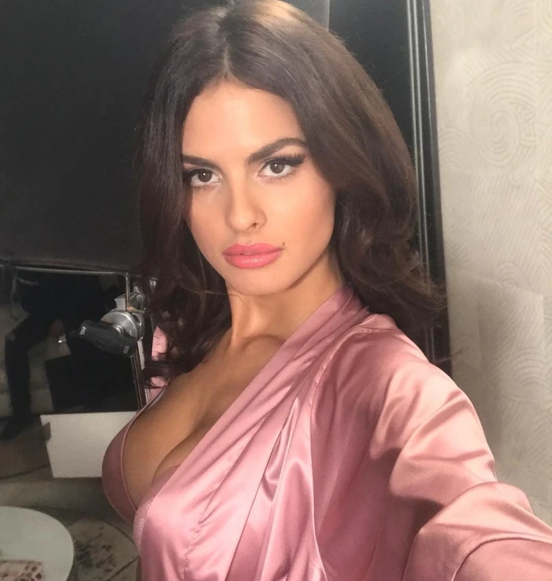 Елегантна краса: фотогалерея з вишуканою дівчиною – фото 24