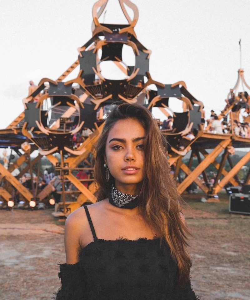 Зачаровуюча краса: фотогалерея з витонченою молодою жінкою – фото 22
