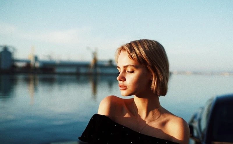 Елегантна краса: фотогалерея з чарівною молодою жінкою