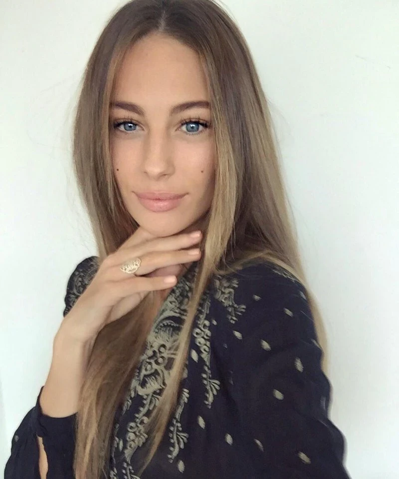 Зачаровуюча краса: фотогалерея зі стильною молодою жінкою