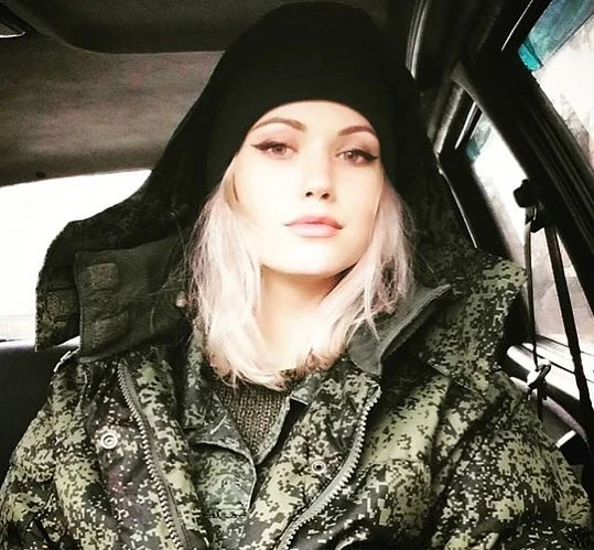 Елегантна краса: фотографії дівчини в стильному вбранні