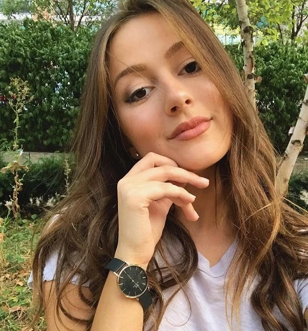 Зачаровуюча краса: фотогалерея зі стильною молодою жінкою – фото 12