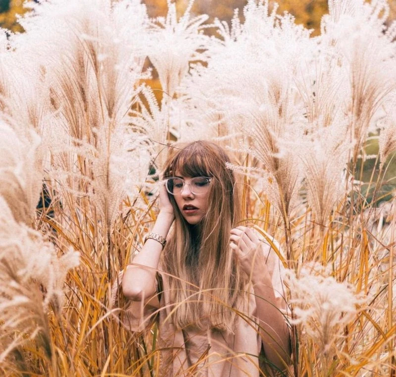 Зачаровуюча краса: фотогалерея з витонченою молодою жінкою – фото 15