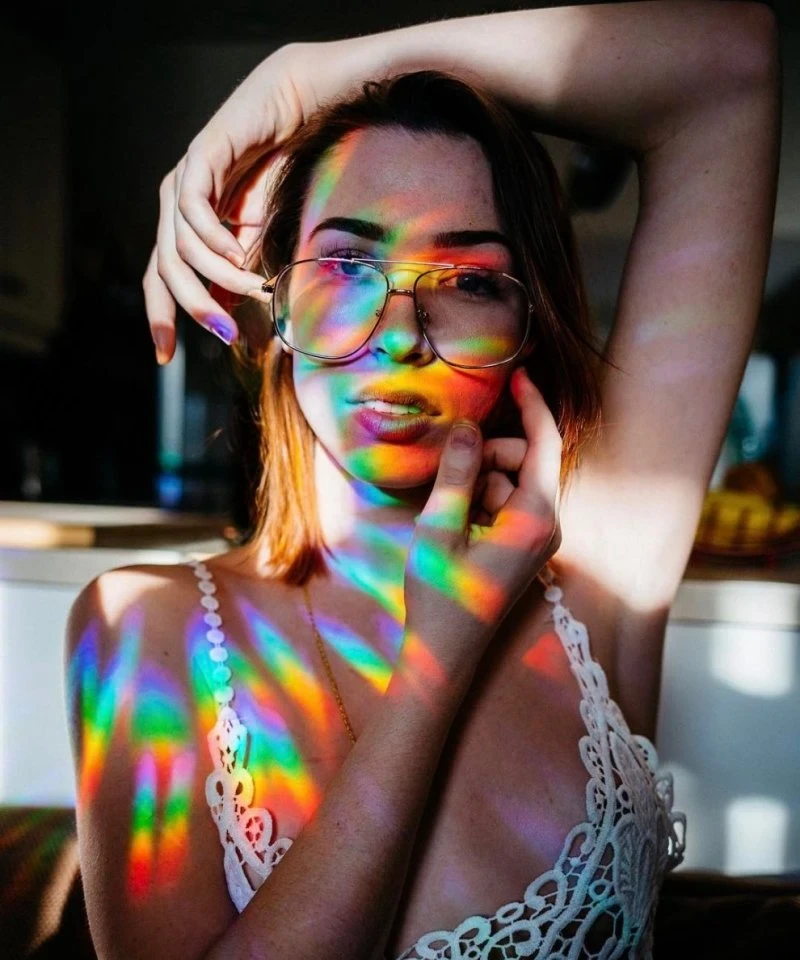 Зачаровуюча краса: фотогалерея з витонченою молодою жінкою – фото 24