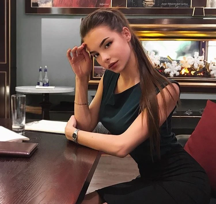 Зачаровуюча краса: фотогалерея з загадковою дівчиною