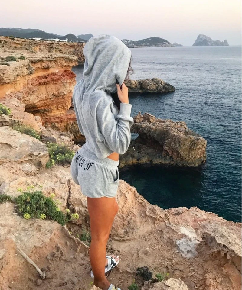 Елегантна краса: фотогалерея з привабливою молодою жінкою – фото 14