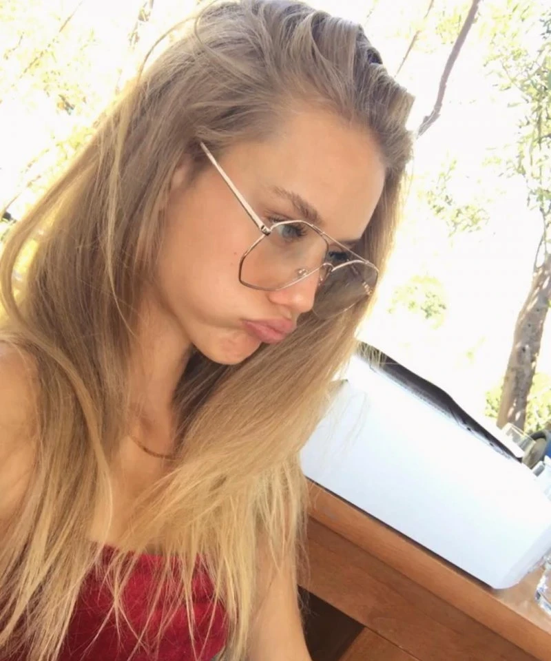 Зачарована краса: фотогалерея з таємничою дівчиною