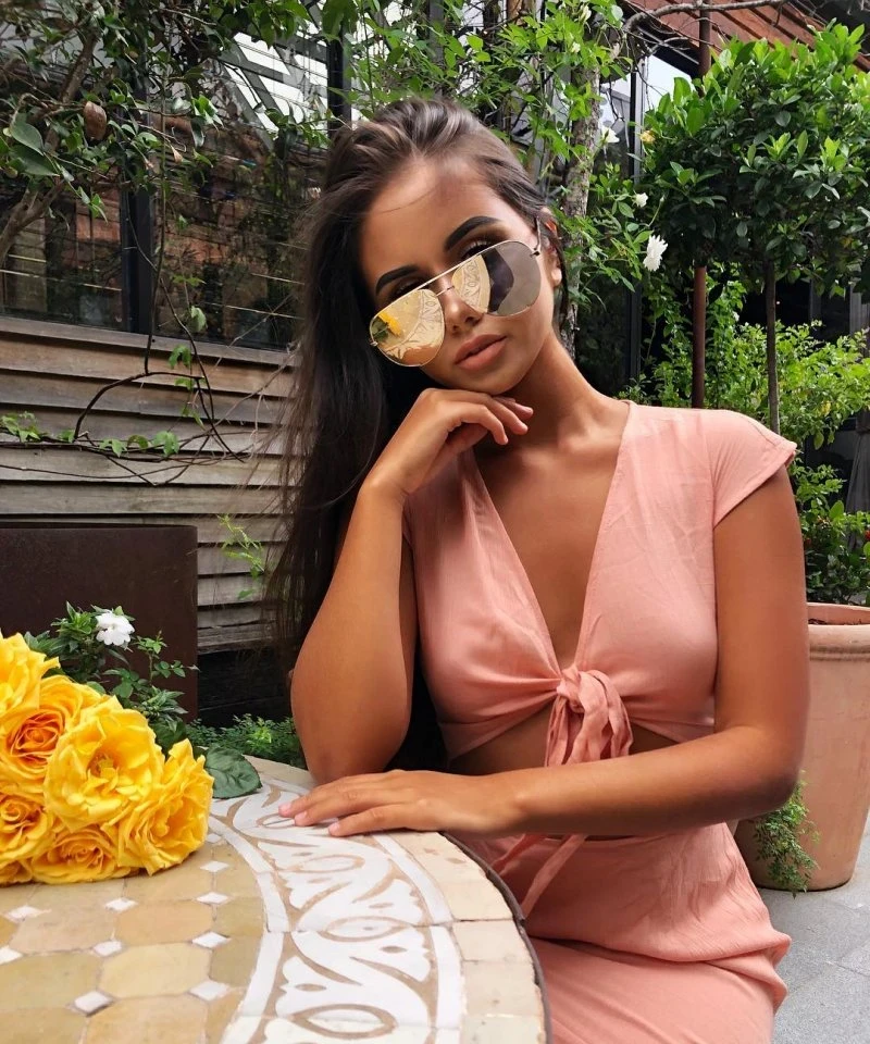 Заворожується красою: фотогалерея з вишуканою молодою жінкою – фото 28