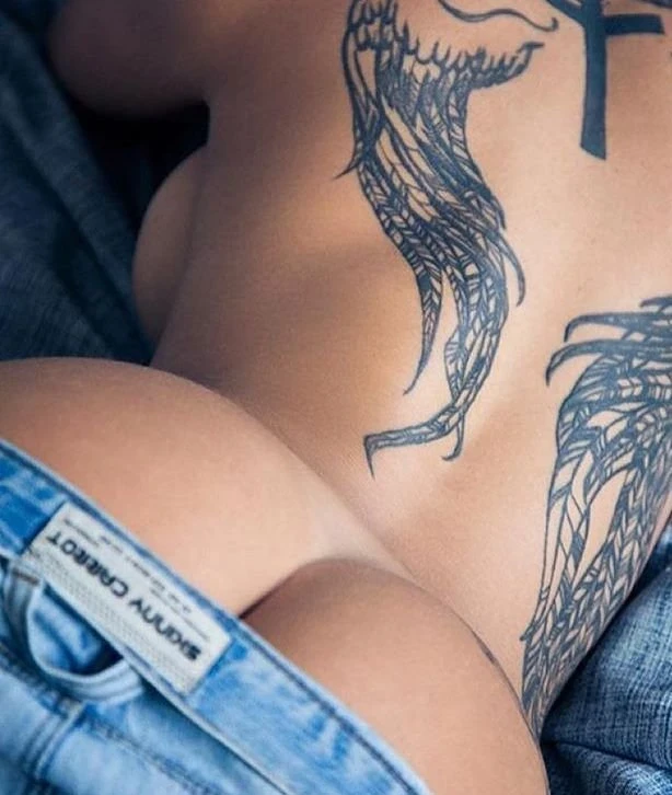 «Гра відтінків: відчуйте красу жіночої грації в фотогалереї»