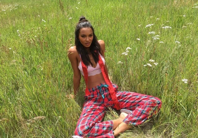 Елегантна краса: фотогалерея з чарівною дівчиною