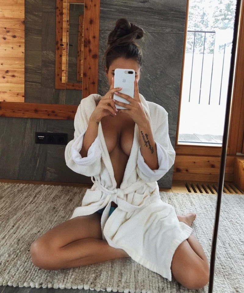 Зачаровуюча краса: фотогалерея звабливої молодої жінки