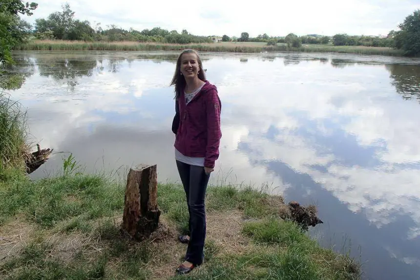 Спокуслива жінка з гладко поголеною кицькою позує оголеною на відпочинку