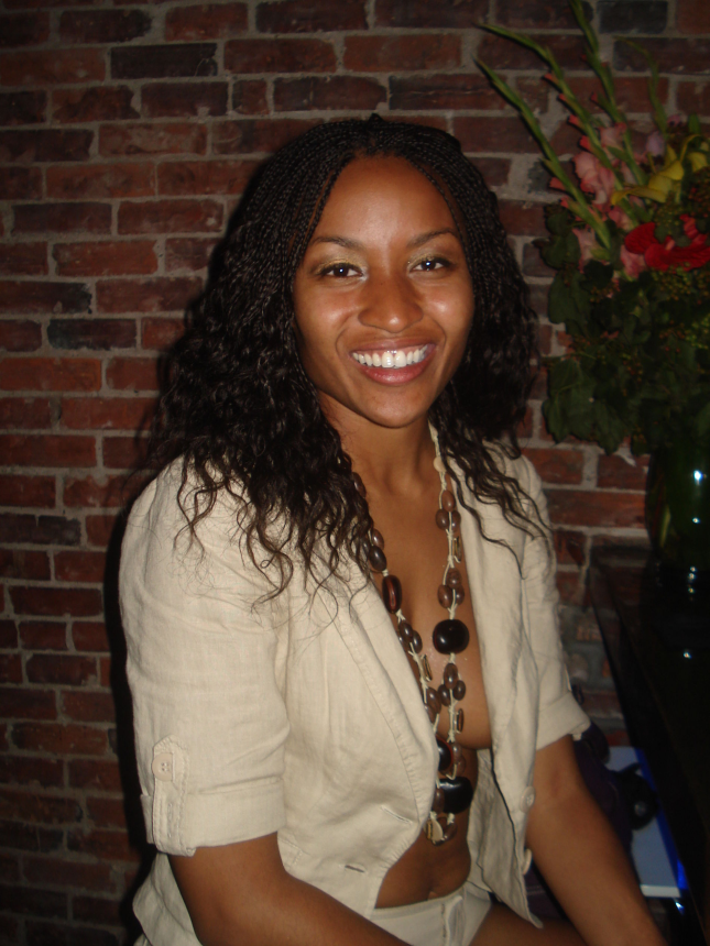 Гола чернокожа красуня показує свої інтимні фото