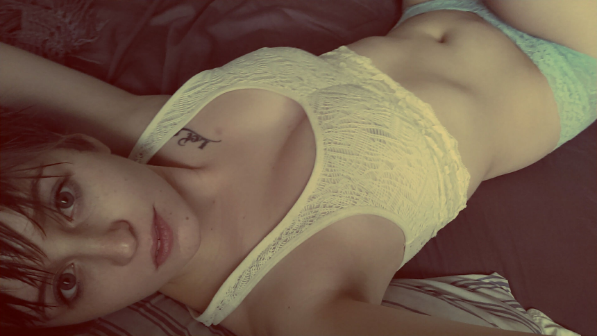 Спекотні фото молодої дівчини з татуюваннями та пірсингом